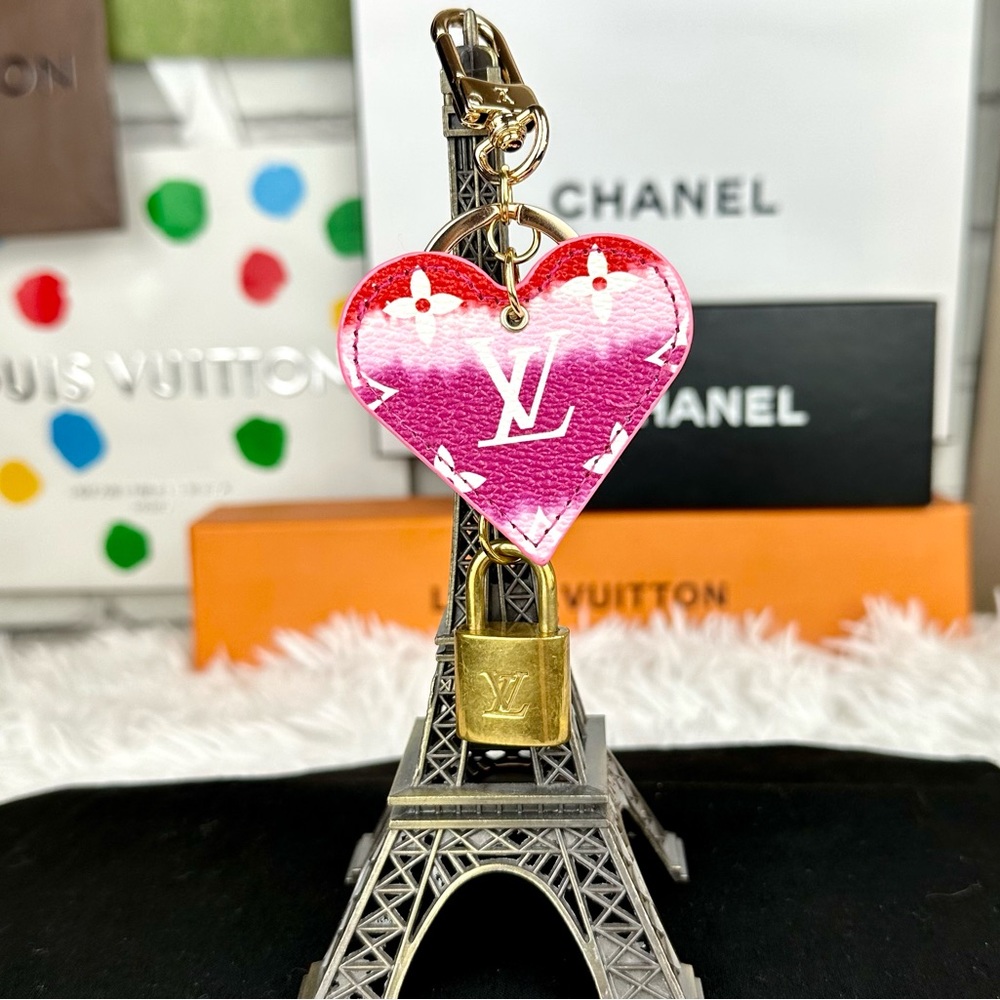 Louis Vuitton Lock #343 Keychain on new heart fashion Charm. CUTE! Great gift!